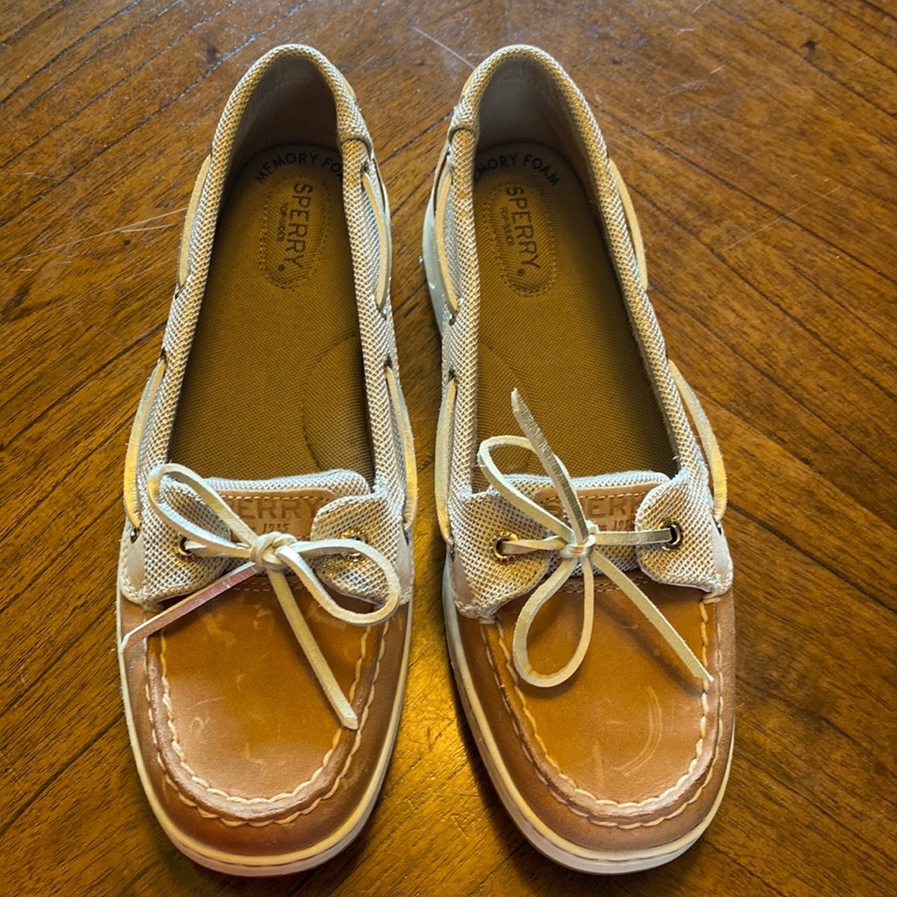 NWOT Sperry leather boat shoes